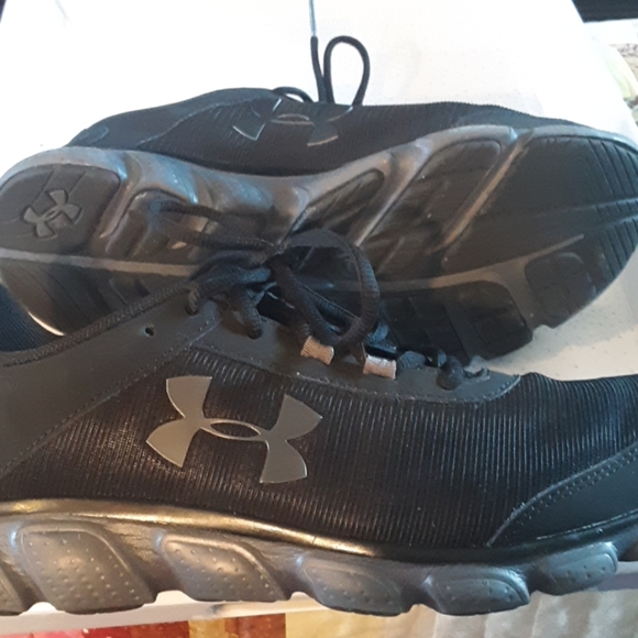 Athletic shoes - Picture 2 of 3